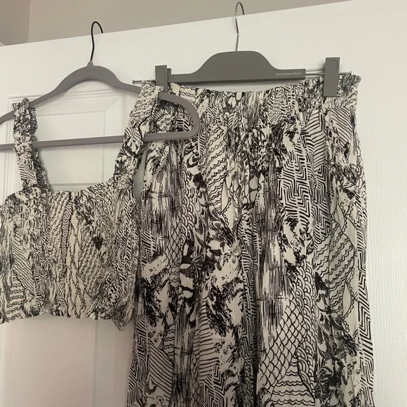 Black and White Patterned Two-Piece Outfit - Picture 2 of 5